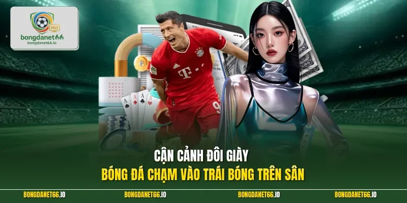 Cận cảnh đôi giày bóng đá chạm vào trái bóng trên sân