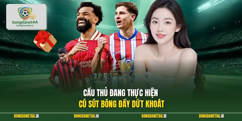 Cầu thủ đang thực hiện cú sút bóng đầy dứt khoát