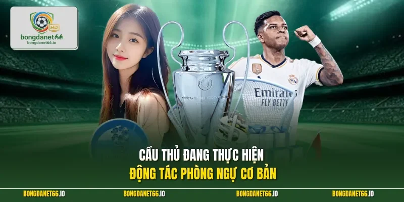 Cầu thủ đang thực hiện động tác phòng ngự cơ bản 