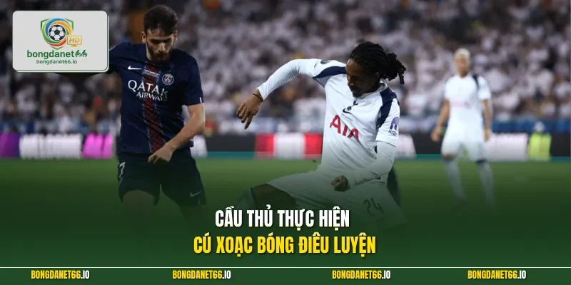 Cầu thủ thực hiện cú xoạc bóng điêu luyện