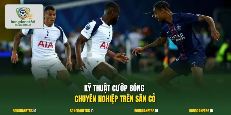 Kỹ thuật cướp bóng chuyên nghiệp trên sân cỏ