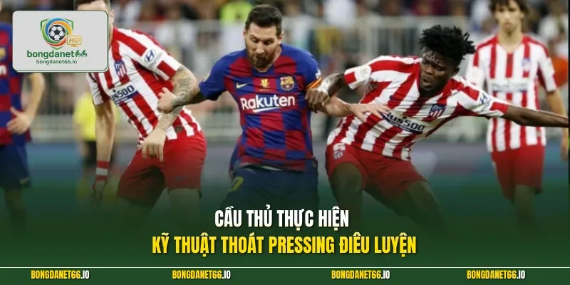 Cầu thủ thực hiện kỹ thuật thoát pressing điêu luyện 